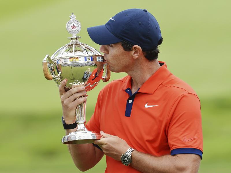 Rory McIlroy küsst nach seinem Sieg beim Canadian Open die Trophäe Rory McIlroy küsst nach seinem Sieg beim Canadian Open die Trophäe