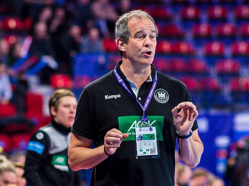 Bekommt es mit den deutschen Handballerinnen bei der WM mit dem Titelverteidiger zu tun: Bundestrainer Henk Groener Bekommt es mit den deutschen Handballerinnen bei der WM mit dem Titelverteidiger zu tun: Bundestrainer Henk Groener