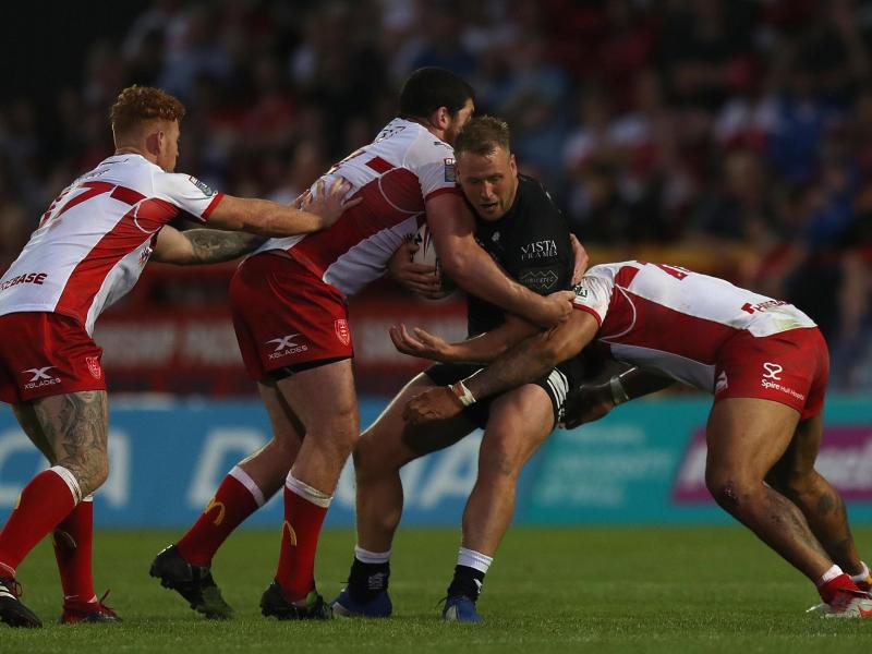 Renkte sich seine Kniescheibe selbst wieder ein: Joe Westerman (2.v.r) von Hull FC Renkte sich seine Kniescheibe selbst wieder ein: Joe Westerman (2.v.r) von Hull FC