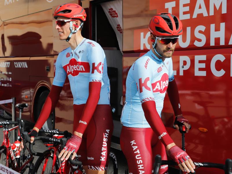 Müssen sich für die kommende Saison wohl ein neues Team suchen: Nils Politt (l) und Rick Zabel. Foto: Clara Margais Müssen sich für die kommende Saison wohl ein neues Team suchen: Nils Politt (l) und Rick Zabel. Foto: Clara Margais