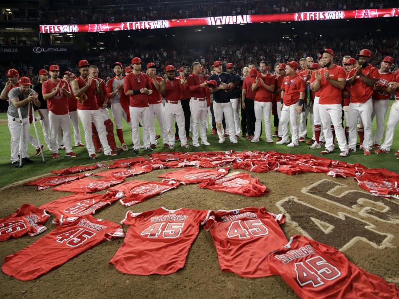 Zum Gedenken an den verstorbenen Pitcher Tyler Skaggs haben die Spieler der Angels Trikots mit dessen Nummer niedergelegt Zum Gedenken an den verstorbenen Pitcher Tyler Skaggs haben die Spieler der Angels Trikots mit dessen Nummer niedergelegt