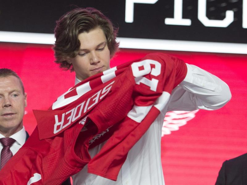 Die Detroit Red Wings haben bei der alljährlichen Talentziehung Moritz Seider (M) ausgewählt Die Detroit Red Wings haben bei der alljährlichen Talentziehung Moritz Seider (M) ausgewählt