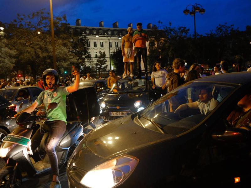 Fans der algerischen Nationalmannschaft feiern auf der Champs-Elysées