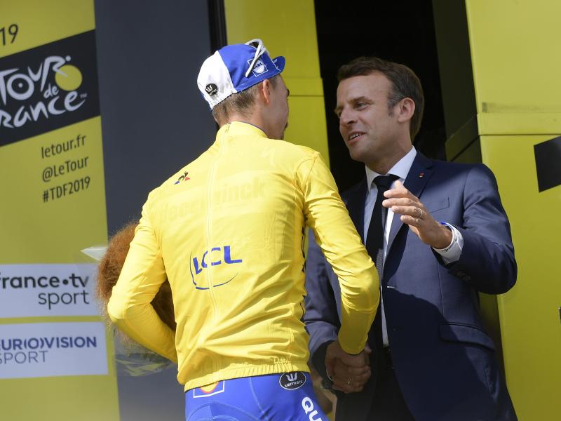 Verspricht im Falle eines französischen Tour-Siegers Champagner zu spendieren: Präsident Emanuel Macron Verspricht im Falle eines französischen Tour-Siegers Champagner zu spendieren: Präsident Emanuel Macron