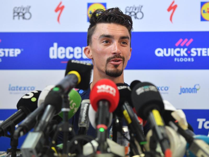 Julian Alaphilippe trat ohne das Gelbe Trikot vor die Weltpresse Julian Alaphilippe trat ohne das Gelbe Trikot vor die Weltpresse