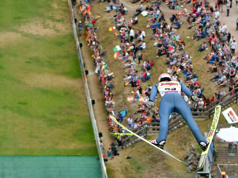 Karl Geiger beim Sprung von der Schanze in Hinterzarten Karl Geiger beim Sprung von der Schanze in Hinterzarten