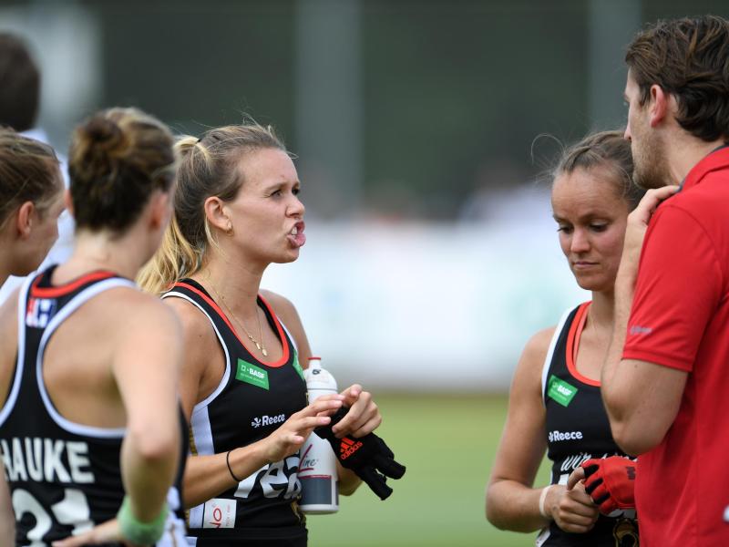 Anne Schröder (3.v.l) spricht nach dem Sieg gegen Belgien mit Trainer Xavier Reckinger Anne Schröder (3.v.l) spricht nach dem Sieg gegen Belgien mit Trainer Xavier Reckinger