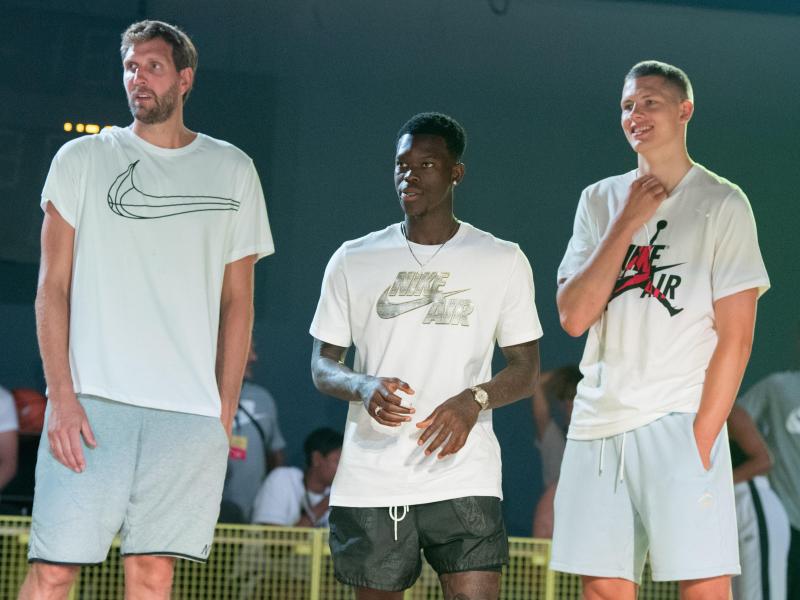 Dennis Schröder (Mitte) freut sich auf die WM Dennis Schröder (Mitte) freut sich auf die WM