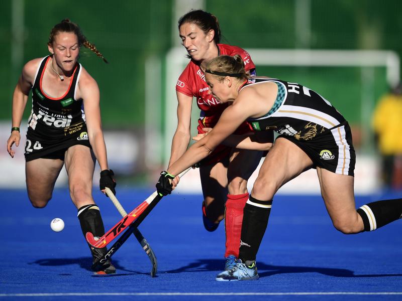Die deutschen Pia Maertens (l) und Viktoria Huse (r) kämpfen mit der Belgierin Judith Vandermeiren (M) um den Ball Die deutschen Pia Maertens (l) und Viktoria Huse (r) kämpfen mit der Belgierin Judith Vandermeiren (M) um den Ball