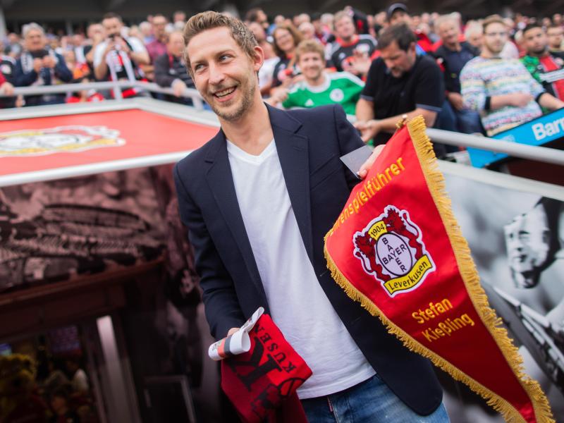 Leverkusens Stefan Kießling wurde vor dem Spiel zum Ehrenspielführer ernannt