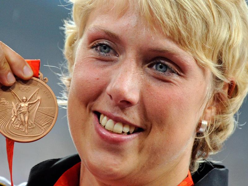Christina Obergföll, hier mit der Bronze-Medaille, erhält nachträglich Olympia-Silber Christina Obergföll, hier mit der Bronze-Medaille, erhält nachträglich Olympia-Silber