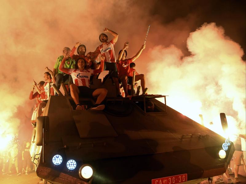 Roter Stern Belgrad Feiert Champions League Einzug Mit Umstrittener Panzer Fahrt