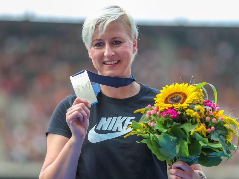 Zehn Jahre nach den Leichtathletik-WM erhält Hochspringerin Ariane Friedrich nachträglich die Silbermedaille Zehn Jahre nach den Leichtathletik-WM erhält Hochspringerin Ariane Friedrich nachträglich die Silbermedaille