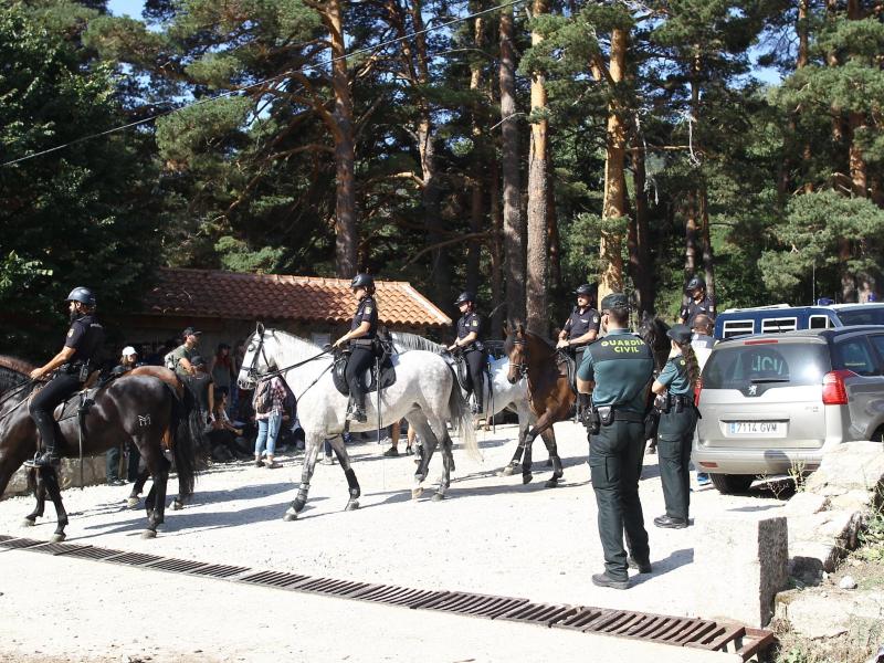 Polizisten und Freiwillige durchkämmen ein Wandergebiet nach Blanca Fernández Ochoa Polizisten und Freiwillige durchkämmen ein Wandergebiet nach Blanca Fernández Ochoa