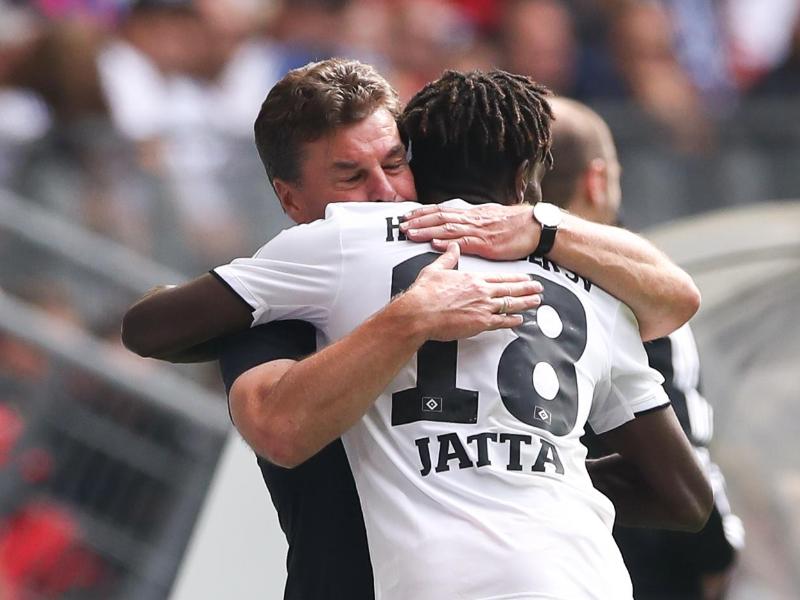 Dieter Hecking (l) hat den öffentlichen Umgang mit Bakery Jatta kritisiert: Der HSV-Trainer umarmt seinen Spieler Dieter Hecking (l) hat den öffentlichen Umgang mit Bakery Jatta kritisiert: Der HSV-Trainer umarmt seinen Spieler