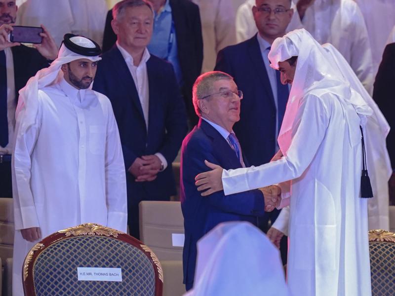 Katars Emir Scheich Tamim bin Hamad Al Thani (r) begrüsst IOC-Präsident Thomas Bach (M) bei der Eröffnungsfeier. Foto: Michael Kappeler