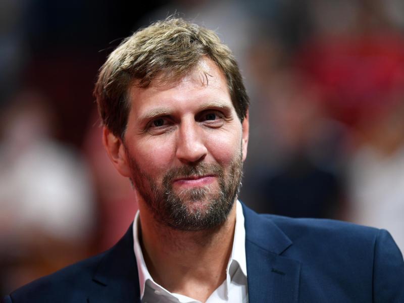Dirk Nowitzki hat auf Twitter mehr als 3,4 Millionen Follower Dirk Nowitzki hat auf Twitter mehr als 3,4 Millionen Follower