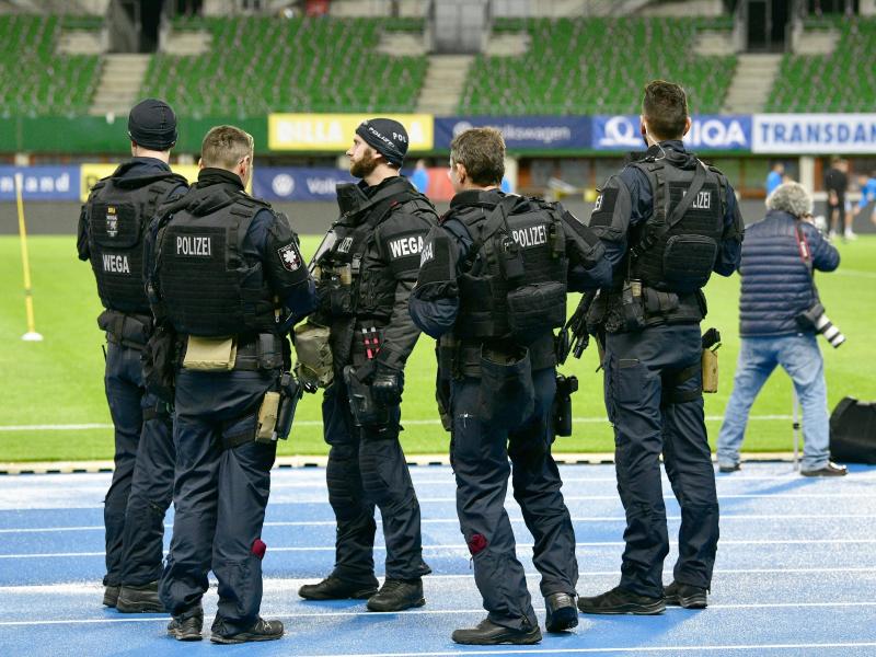Eine Sondereinheit der österreichischen Polizei beobachtet das Israel-Training im Ernst Happel Stadion Eine Sondereinheit der österreichischen Polizei beobachtet das Israel-Training im Ernst Happel Stadion