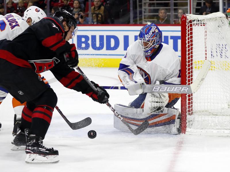 Konnte die Niederlage gegen Carolina nicht verhindern: Islanders-Goalie Thomas Greiss (r). Foto: Karl B Deblaker/FR7226 AP/dpa Konnte die Niederlage gegen Carolina nicht verhindern: Islanders-Goalie Thomas Greiss (r). Foto: Karl B Deblaker/FR7226 AP/dpa