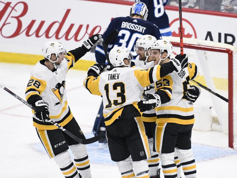 Die Pittsburgh Penguins feiern einen Kantersieg in Winnipeg Die Pittsburgh Penguins feiern einen Kantersieg in Winnipeg
