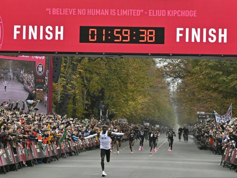 Eliud Kipchoge brauchte für die 42,195 Kilometer 1:59:40 Stunden. Dabei wurde er unter anderem von 41 Tempomachern unterstützt. Foto: Herbert Neubauer/APA/dpa