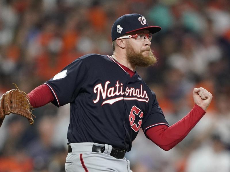 Sean Doolittle von den Washington Nationals feiert den Sieg gegen die Houston Astros Sean Doolittle von den Washington Nationals feiert den Sieg gegen die Houston Astros