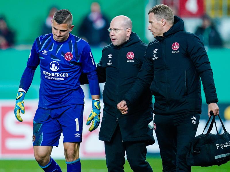 Hat sich beim Pokalspiel in Kaiserslautern verletzt: Nürnbergs Torwart Patric Klandt (l)