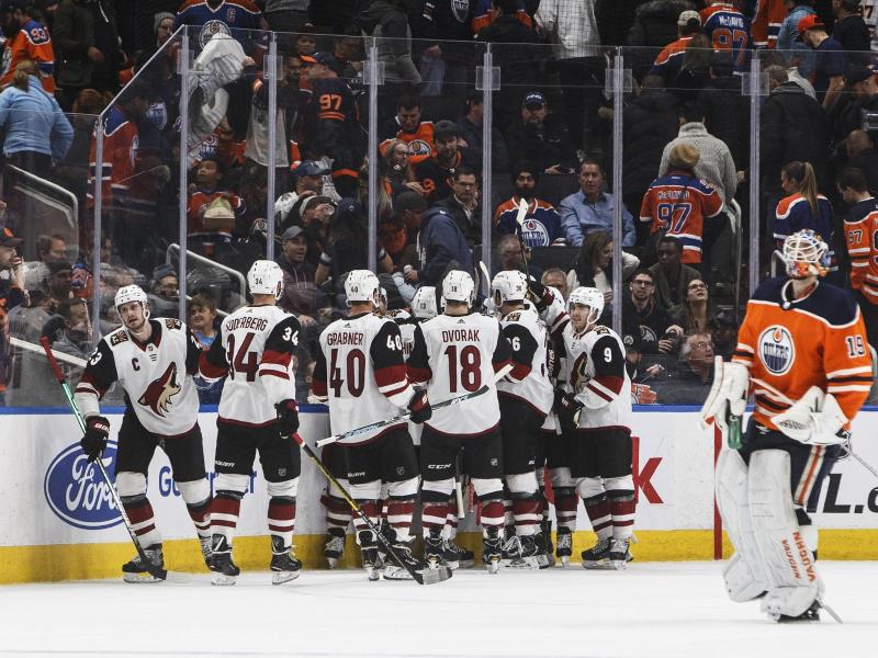 Die Edmonton Oilers zogen gegen die Arizona Coyotes (hinten) den Kürzeren Die Edmonton Oilers zogen gegen die Arizona Coyotes (hinten) den Kürzeren
