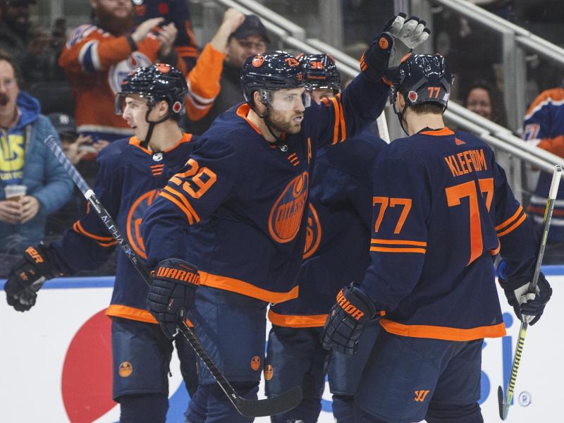 Leon Draisaitl (M.) von den Edmonton Oilers feiert sein Tor mit Ryan Nugent-Hopkins (l.) und Oscar Klefbom Leon Draisaitl (M.) von den Edmonton Oilers feiert sein Tor mit Ryan Nugent-Hopkins (l.) und Oscar Klefbom