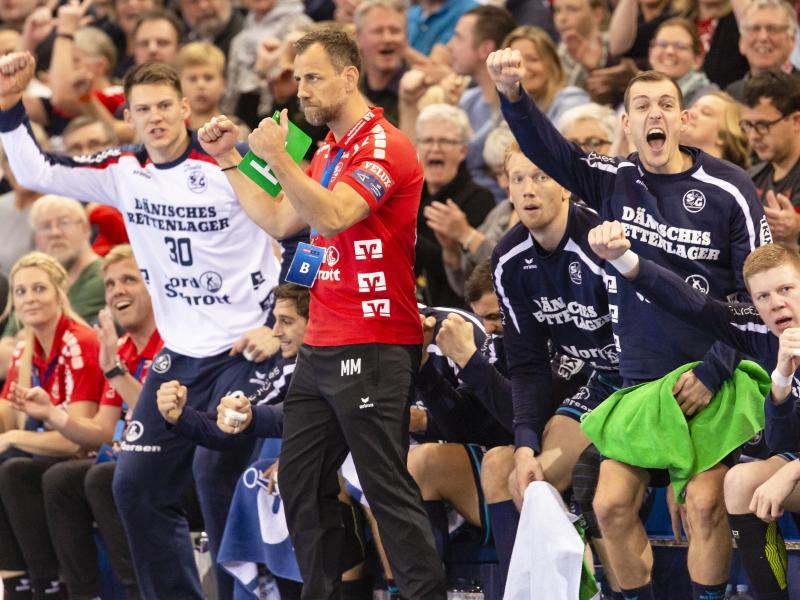 Maik Machulla (M.) coachte wie gewohnt engagiert an der Seitenlinie Maik Machulla (M.) coachte wie gewohnt engagiert an der Seitenlinie