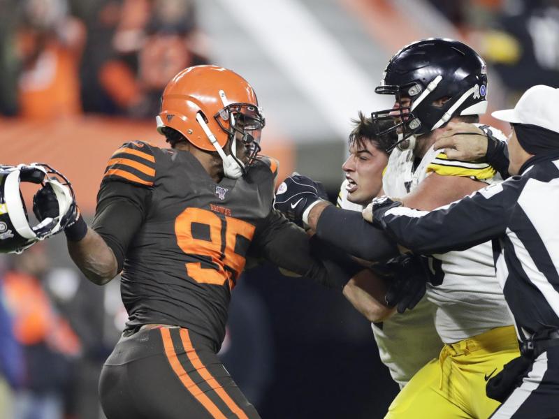 Myles Garrett schlug Mason Rudolph mit seinem Helm Myles Garrett schlug Mason Rudolph mit seinem Helm