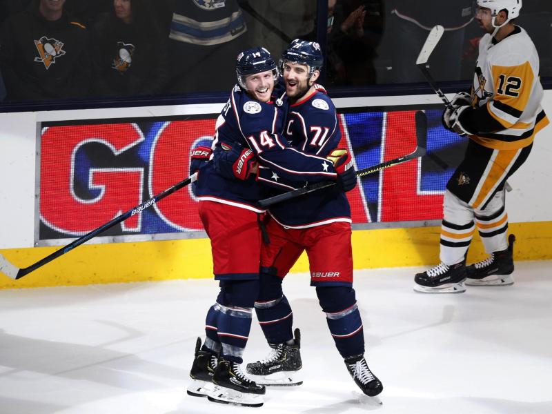Gustav Nyquist (l.) und Nick Foligno von den Columbus Blue Jackets feiern den Sieg gegen die Pittsburgh Penguins Gustav Nyquist (l.) und Nick Foligno von den Columbus Blue Jackets feiern den Sieg gegen die Pittsburgh Penguins