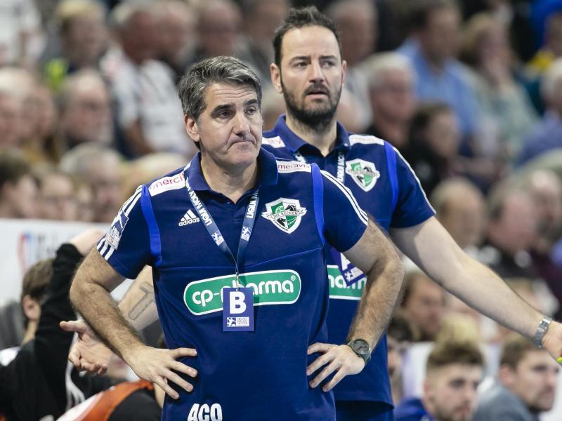 Hannover und Coach Antonio Carlos Ortega (l) verlieren im Titelkampf an Boden. Foto: Frank Molter/dpa Hannover und Coach Antonio Carlos Ortega (l) verlieren im Titelkampf an Boden. Foto: Frank Molter/dpa