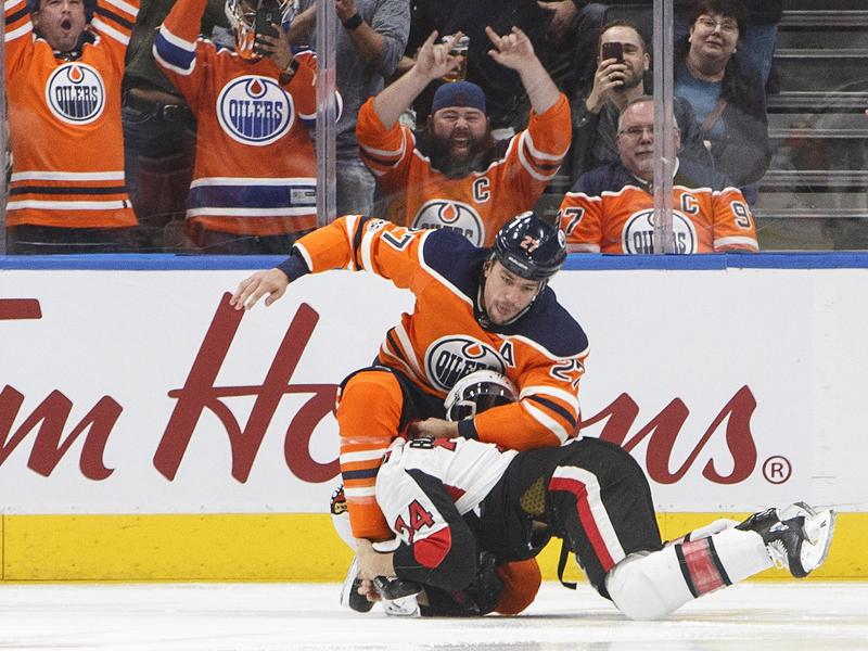 Bei einem Kampf auf dem Eis gegen Milan Lucic von den Edmonton Oilers zieht Ottawa-Spieler Mark Borowiecki (unten) den Kürzeren Bei einem Kampf auf dem Eis gegen Milan Lucic von den Edmonton Oilers zieht Ottawa-Spieler Mark Borowiecki (unten) den Kürzeren