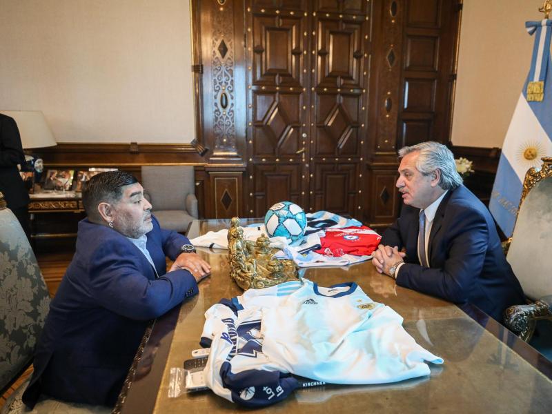 Argentiniens Präsident Alberto Fernández und Fußballlegende Diego Maradona