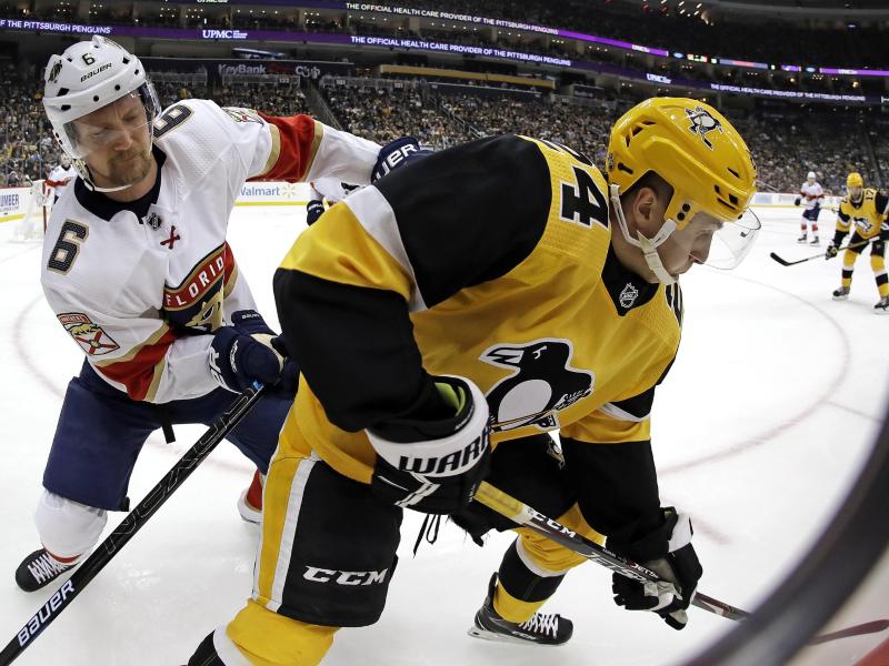 Dominik Kahun (r) im Zweikampf an der Bande mit Anton Stralman von den Florida Panthers Dominik Kahun (r) im Zweikampf an der Bande mit Anton Stralman von den Florida Panthers