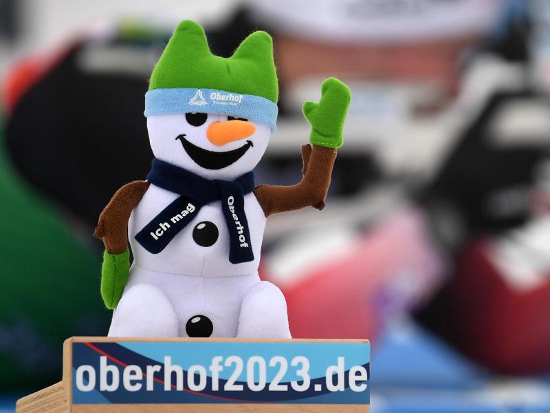 Wenig Schnee: Beim Biathlon-Weltcup in Oberhof fehlt es an Naturschnee Wenig Schnee: Beim Biathlon-Weltcup in Oberhof fehlt es an Naturschnee