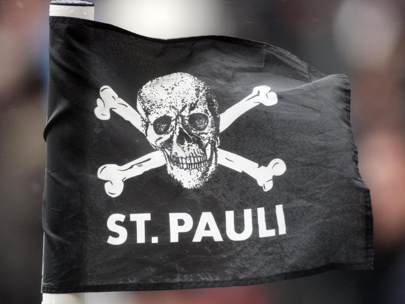 Die Totenkopf-Flagge des FC St. Pauli sorgt in England für Wirbel