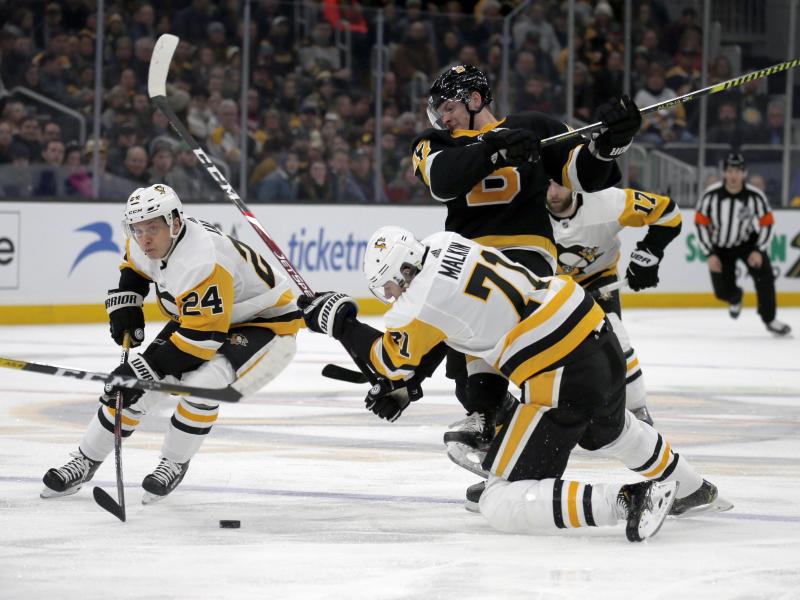 Dominik Kahun (l) von den Pittsburgh Penguins und sein Teamkollege Evgeni Malkin (vorn/71) in Aktion gegen Torey Krug (M) von den Boston Bruins Dominik Kahun (l) von den Pittsburgh Penguins und sein Teamkollege Evgeni Malkin (vorn/71) in Aktion gegen Torey Krug (M) von den Boston Bruins