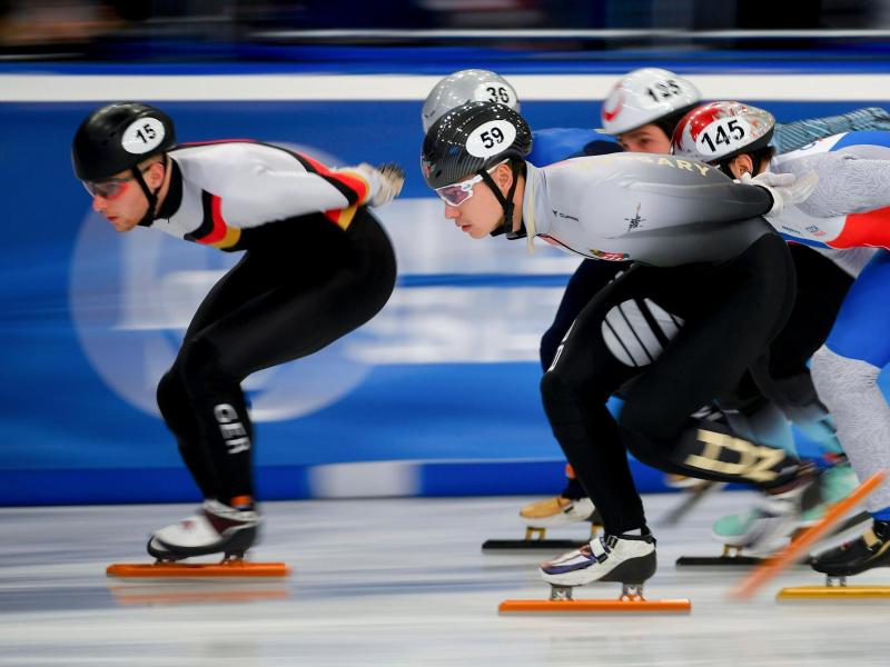 Der Rostocker Adrian Lüdtke (l) hat beim Heim-Weltcup über 1500 Meter den elften Rang erreichtCzegledi/MTI/dpa
