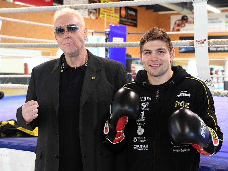 In guter Laune vor dem großen Kampf in Nashville: Boxer Vincent Feigenbutz (r) und sein Manager Rainer Gottwald. Foto: Uli Deck/dpa In guter Laune vor dem großen Kampf in Nashville: Boxer Vincent Feigenbutz (r) und sein Manager Rainer Gottwald. Foto: Uli Deck/dpa