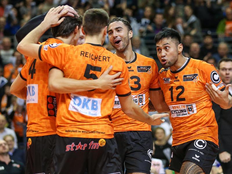 BR Volleys Jendryk (l-r), Reichert, Patch und Tuia bejubeln den Pokalsieg BR Volleys Jendryk (l-r), Reichert, Patch und Tuia bejubeln den Pokalsieg