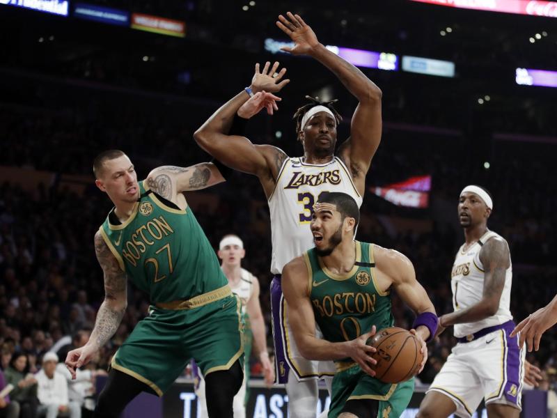 Jayson Tatum (vorne rechts) und Daniel Theis (l) verloren mit den Celtics Jayson Tatum (vorne rechts) und Daniel Theis (l) verloren mit den Celtics