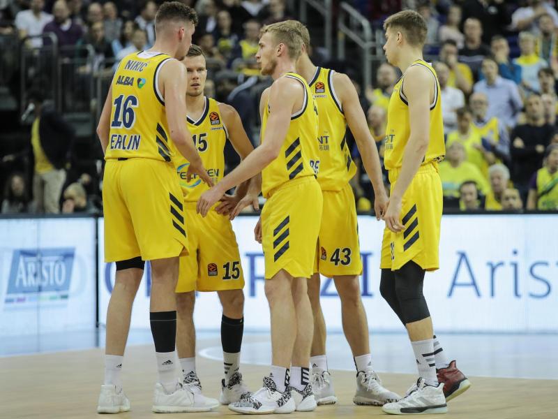 Die Spieler von Alba Berlin stehen nach der Heimniederlage gegen Anadolu Efes Istanbul zusammen. Foto: Andreas Gora/dpa Die Spieler von Alba Berlin stehen nach der Heimniederlage gegen Anadolu Efes Istanbul zusammen. Foto: Andreas Gora/dpa