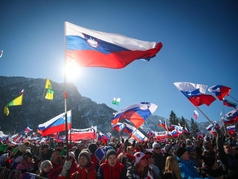 Fans schwenken die slowenische Flagge - die Skiflug-WM kann trotz des Coronavirus stattfinden Fans schwenken die slowenische Flagge - die Skiflug-WM kann trotz des Coronavirus stattfinden
