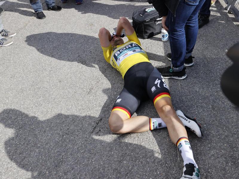 Völlig entkräftet, aber glücklich: Maximilian Schachmann nach seinem Gesamtsieg bei Paris-Nizza Völlig entkräftet, aber glücklich: Maximilian Schachmann nach seinem Gesamtsieg bei Paris-Nizza