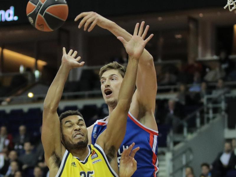 Tibor Pleiß (r) spielt für Anadolu Efes Istanbul Tibor Pleiß (r) spielt für Anadolu Efes Istanbul