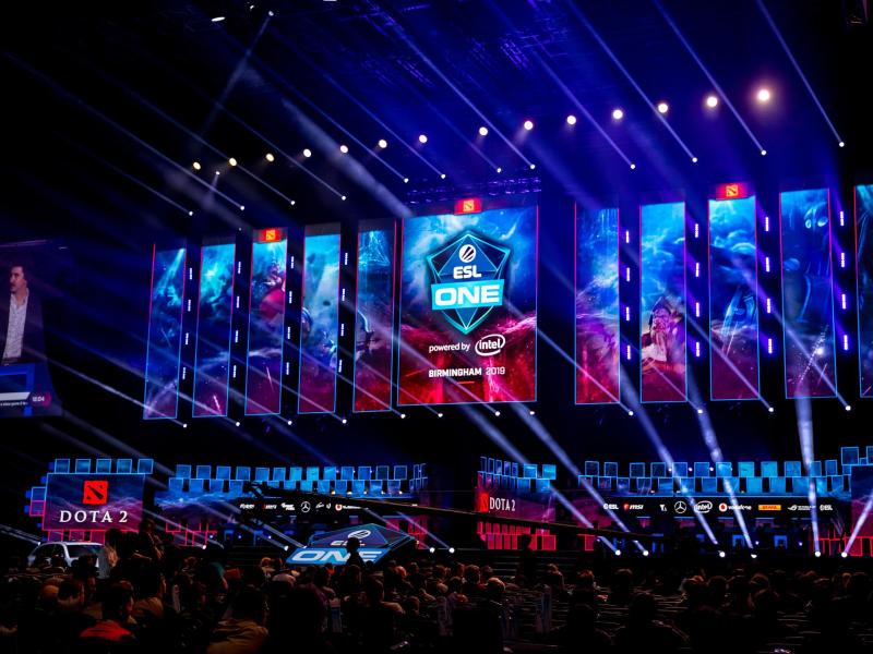 Auf der Bühne der Arena Birmingham wird in diesem Jahr nicht Dota 2 gespielt. Foto: Bart Oerbekke/ESL/dpa Auf der Bühne der Arena Birmingham wird in diesem Jahr nicht Dota 2 gespielt. Foto: Bart Oerbekke/ESL/dpa