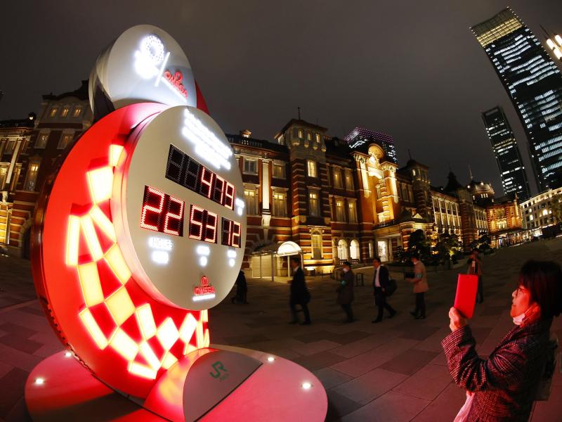 In Tokio zeigt eine Countdown-Uhr die Zeit bis zu den verschobenen Olympischen Spielen an In Tokio zeigt eine Countdown-Uhr die Zeit bis zu den verschobenen Olympischen Spielen an