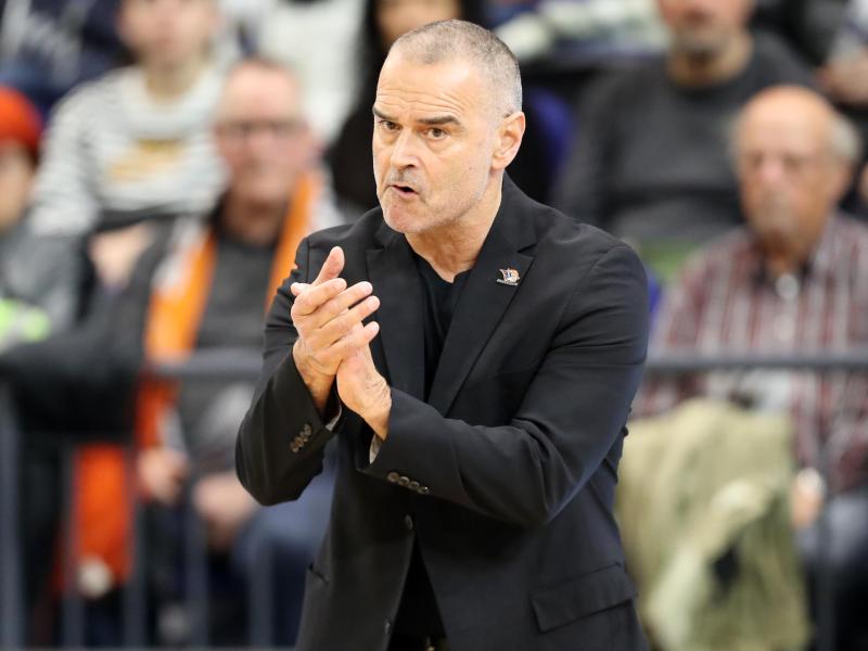 Bleibt Trainer der Rostock Seawolves: Dirk Bauermann. Foto: Bernd Wüstneck/zb/dpa Bleibt Trainer der Rostock Seawolves: Dirk Bauermann. Foto: Bernd Wüstneck/zb/dpa